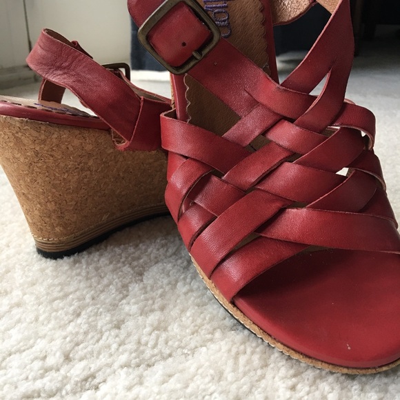 clarks sandals red